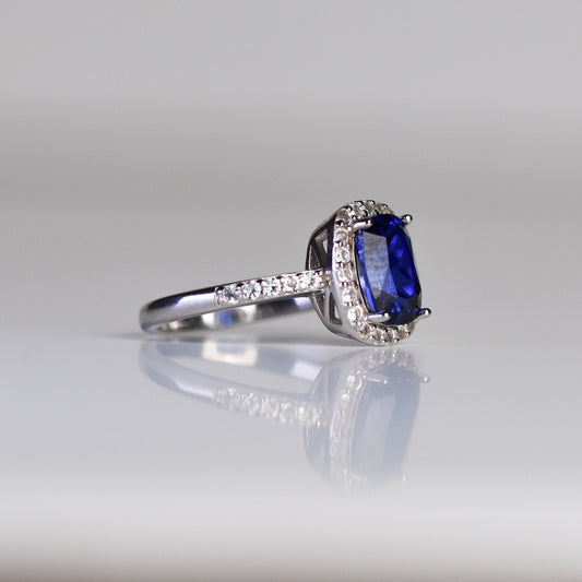 Anillo con Zafiro Azul en Plata Cushion de Laboratorio
