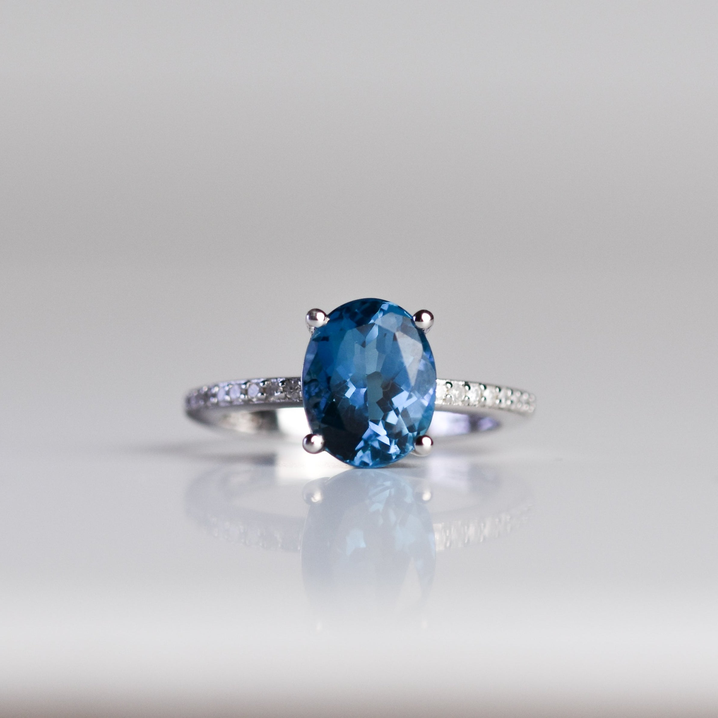 Anillo con topacio London Blue y diamantes en plata esterlina