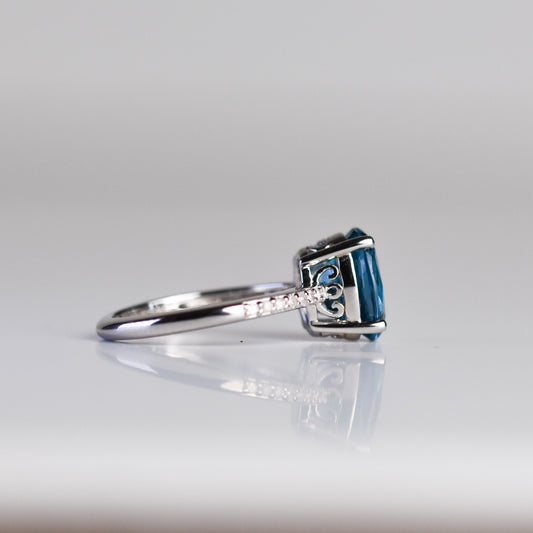 Anillo con topacio London Blue y diamantes en plata esterlina