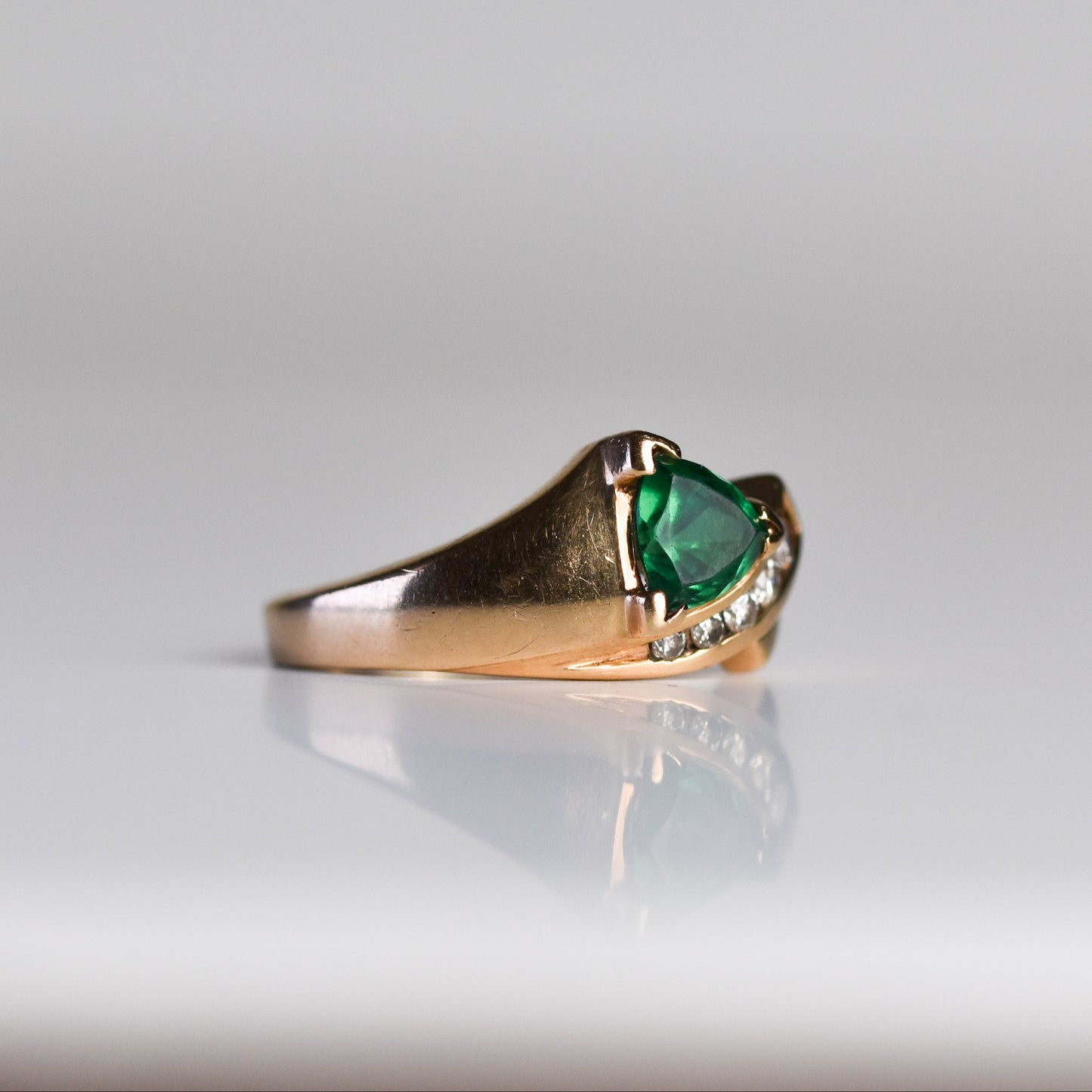 Anillo con esmeralda de laboratorio y diamantes en oro amarillo 14K