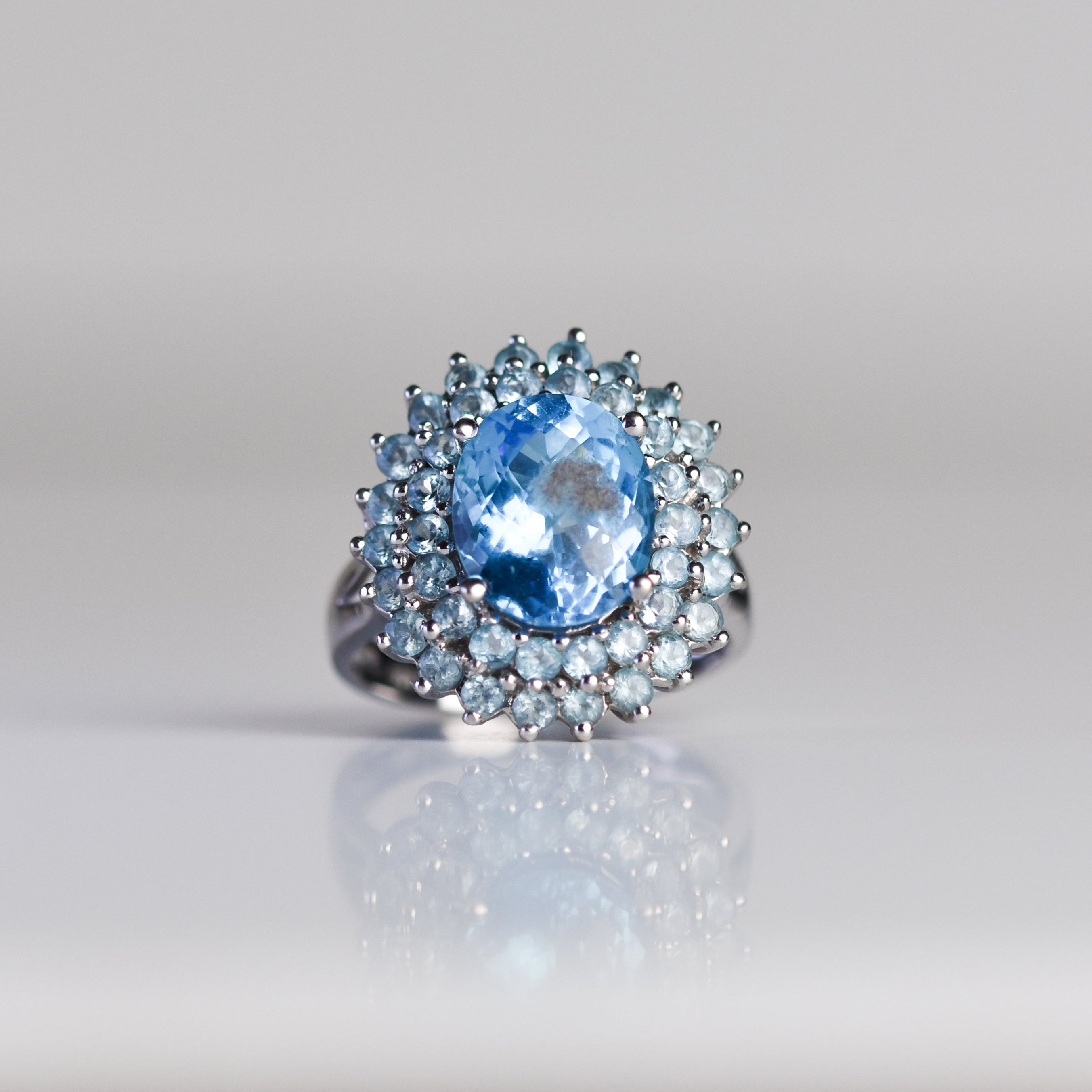 Anillo con topaz y topacios chicos en oro de 14k