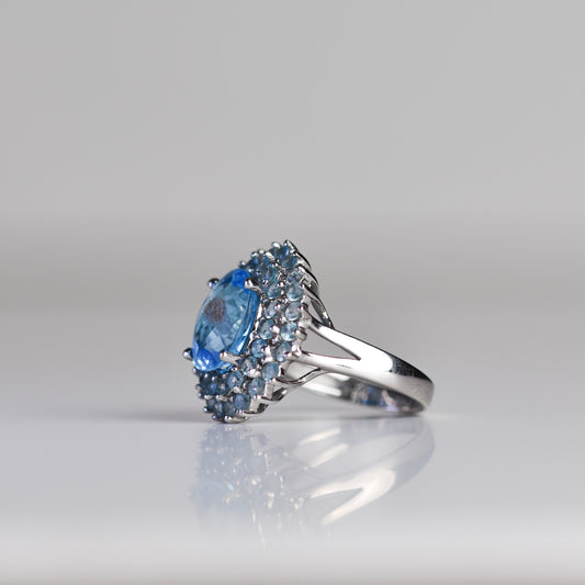 Anillo con topaz y topacios chicos en oro de 14k