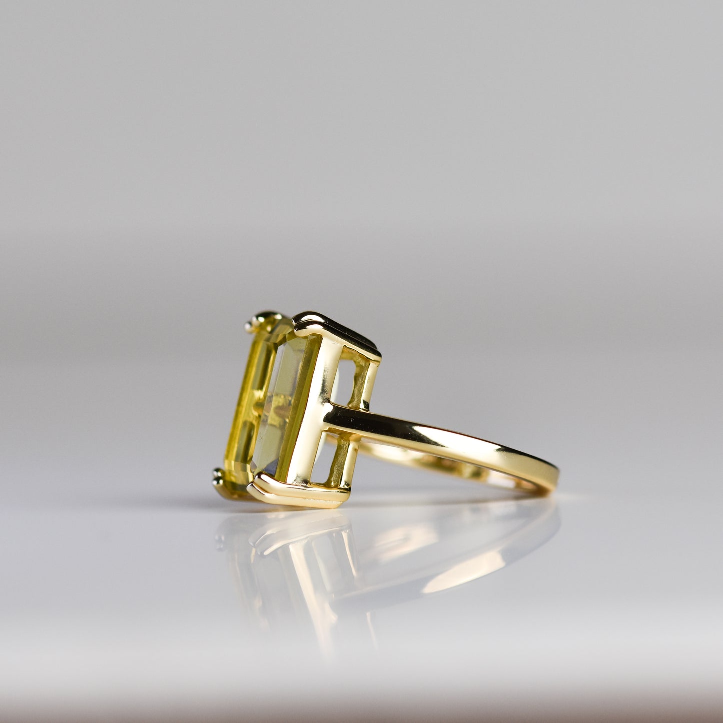 Anillo con cuarzo limón en plata esterlina con baño de oro 14K