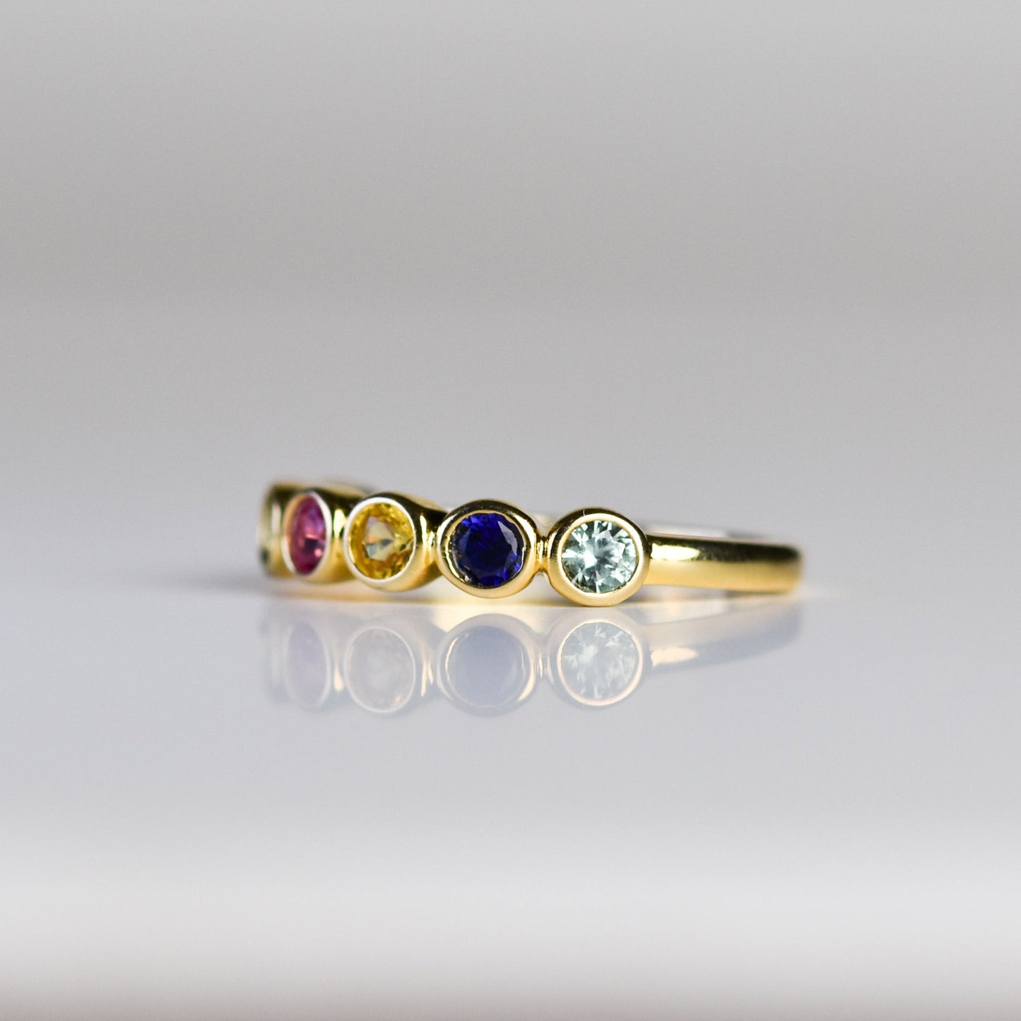 Anillo con Zafiros Multicolor de Laboratorio en Baño de Oro 14k