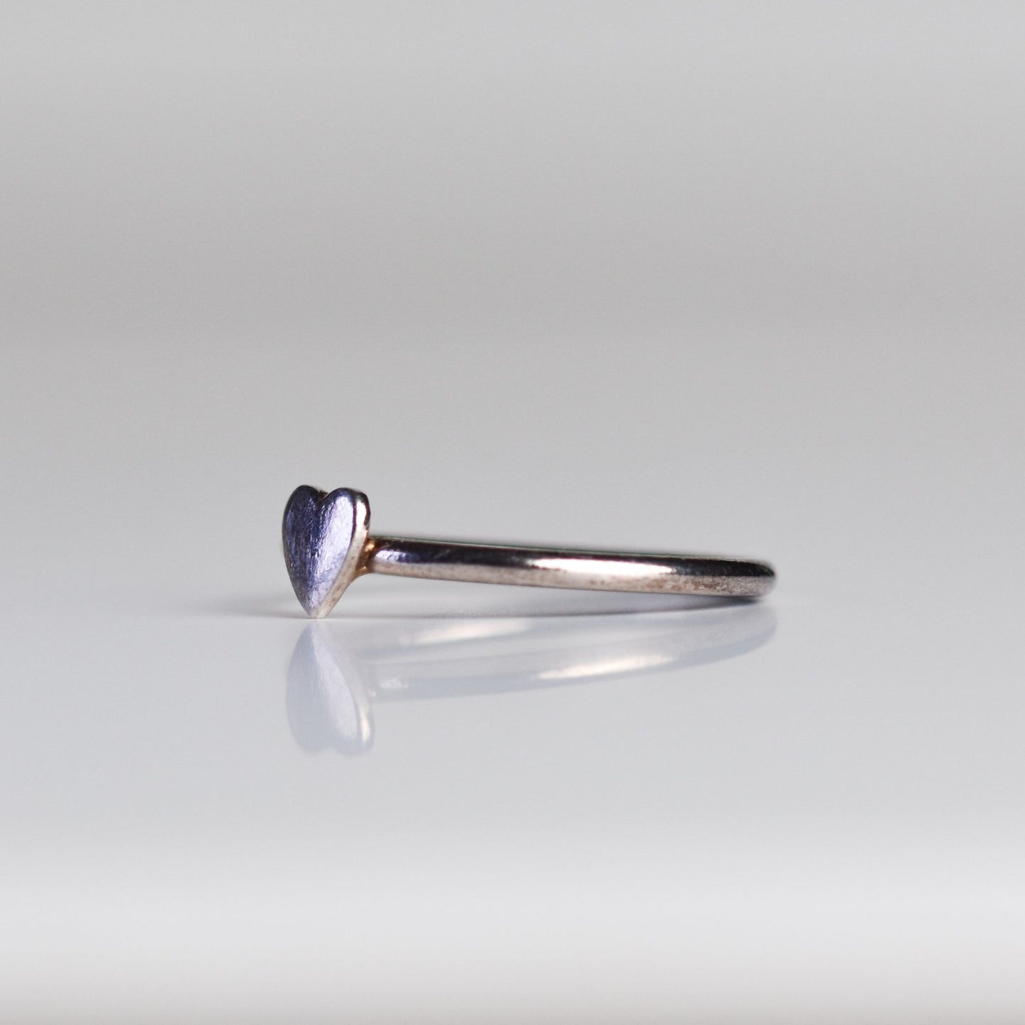 Anillo con corazón en acabado plateado