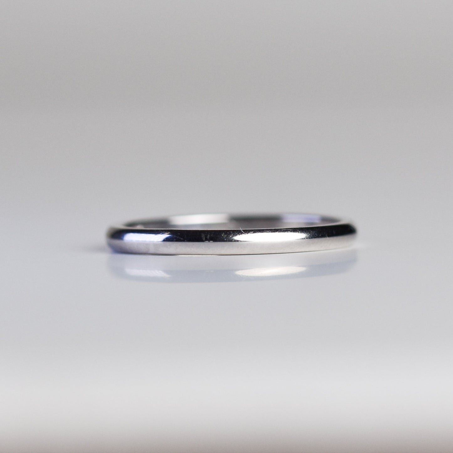 Argolla lisa en oro blanco 10K – 2 mm