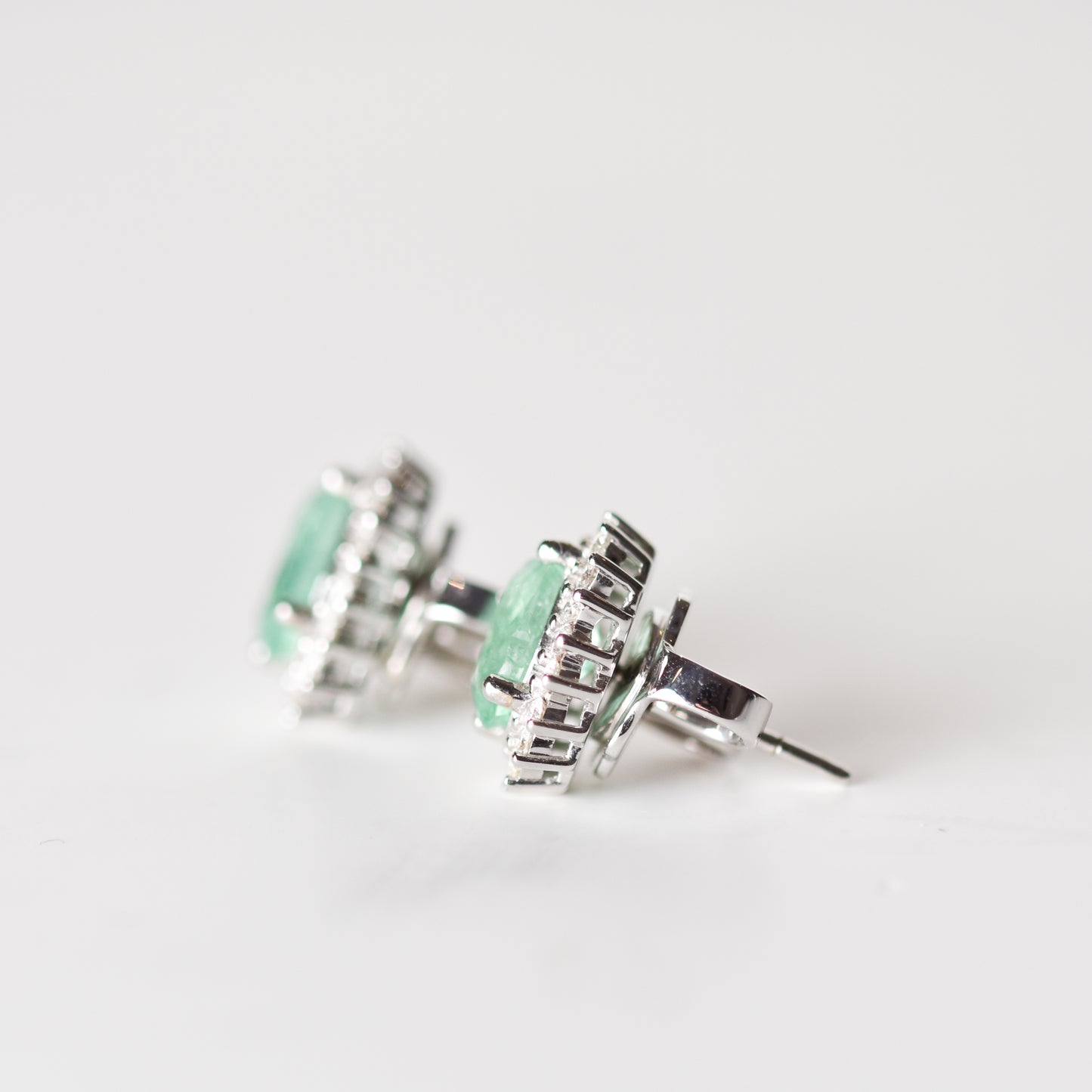 Aretes tipo stud con esmeraldas de Zambia y diamantes en oro blanco 18K
