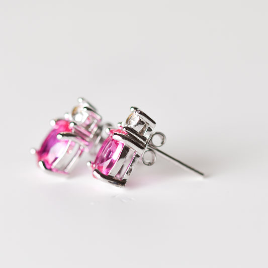Aretes tipo stud con zafiro rosa y zafiros blancos creados en laboratorio (3.10 Cttw)