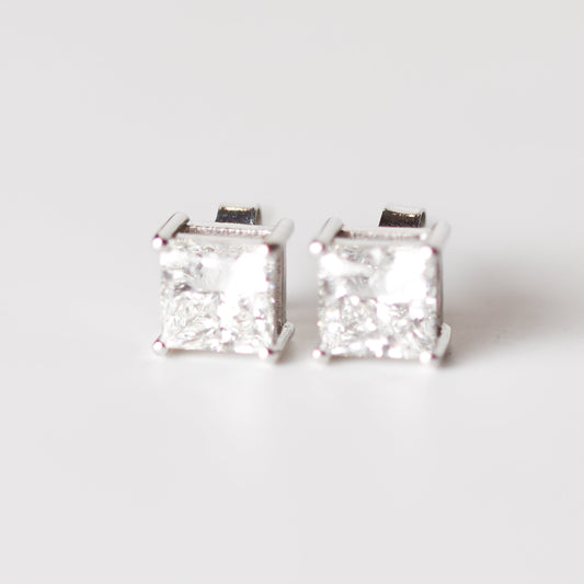 Aretes tipo stud 2cttw con diamantes de laboratorio en corte princesa y oro blanco 14K