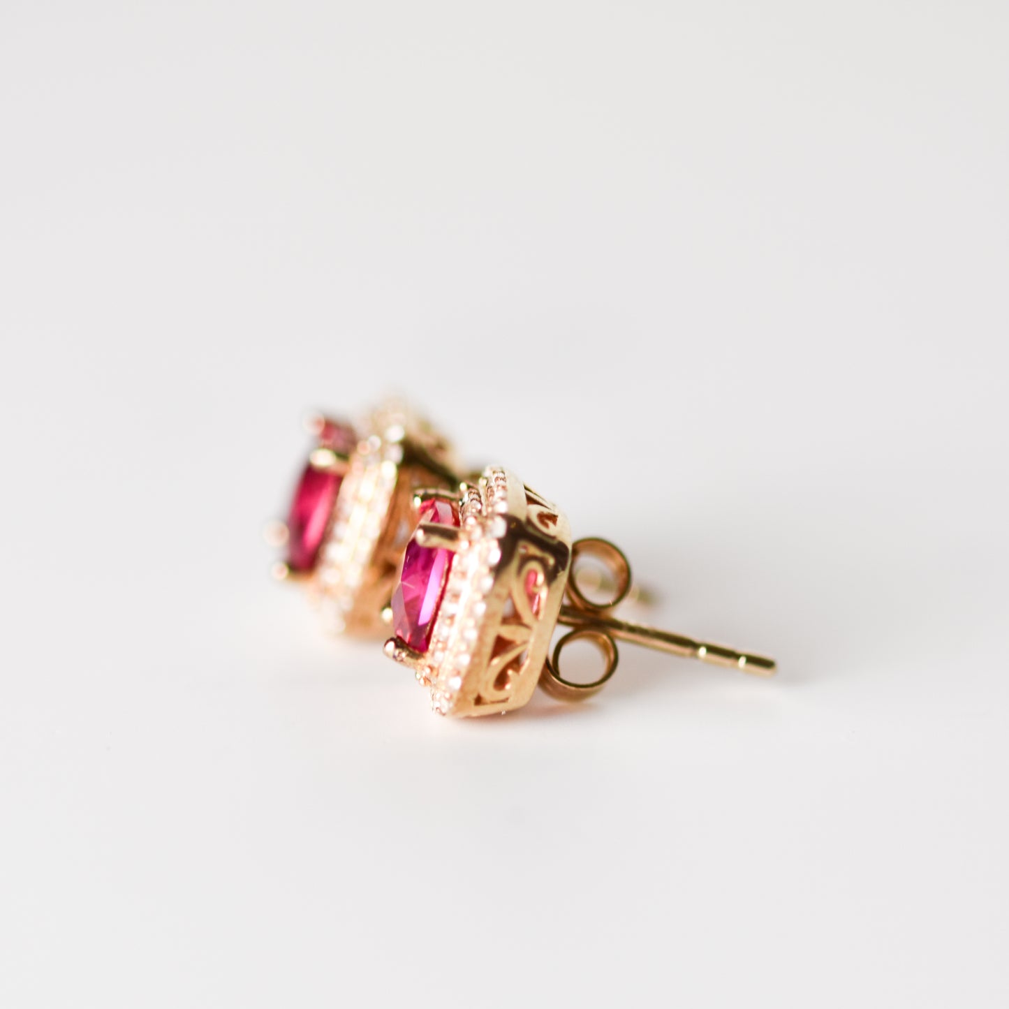 Aretes tipo stud cuadrados con rubí (2.05 ct) y halo de zafiros blancos