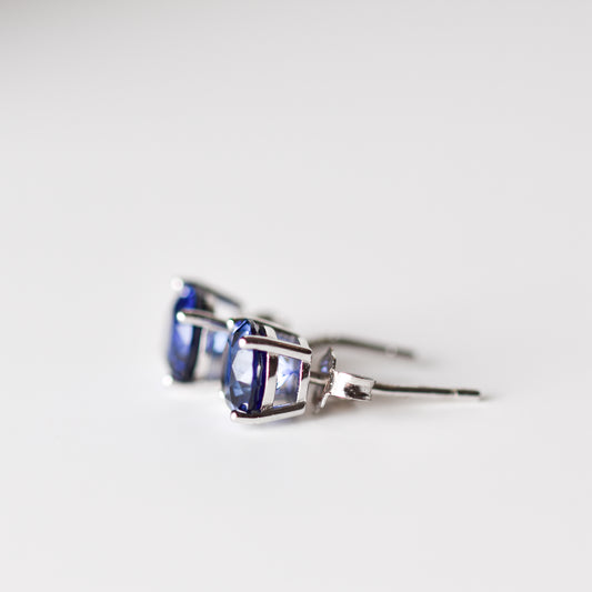 Aretes tipo stud con zafiro azul creado en laboratorio en plata esterlina