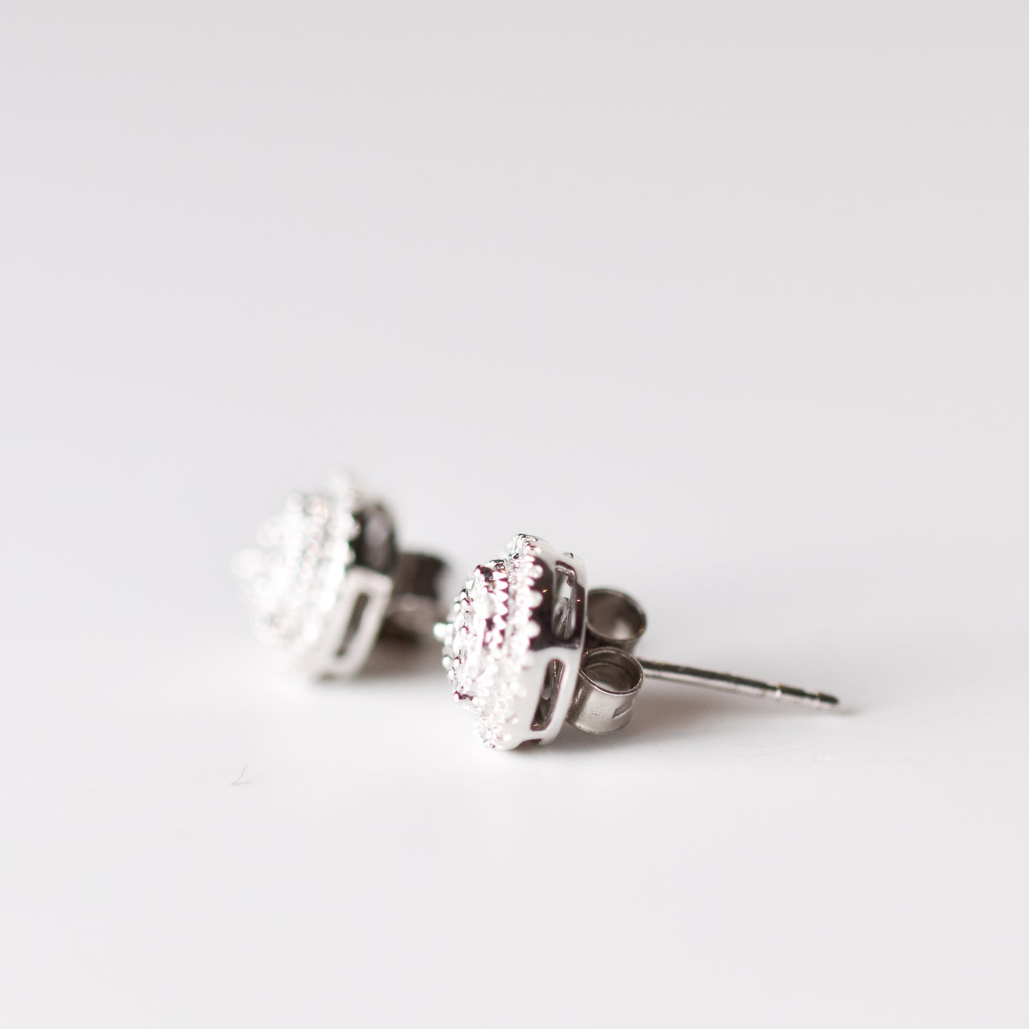 Aretes tipo stud con diamantes naturales en forma de gota y plata esterlina