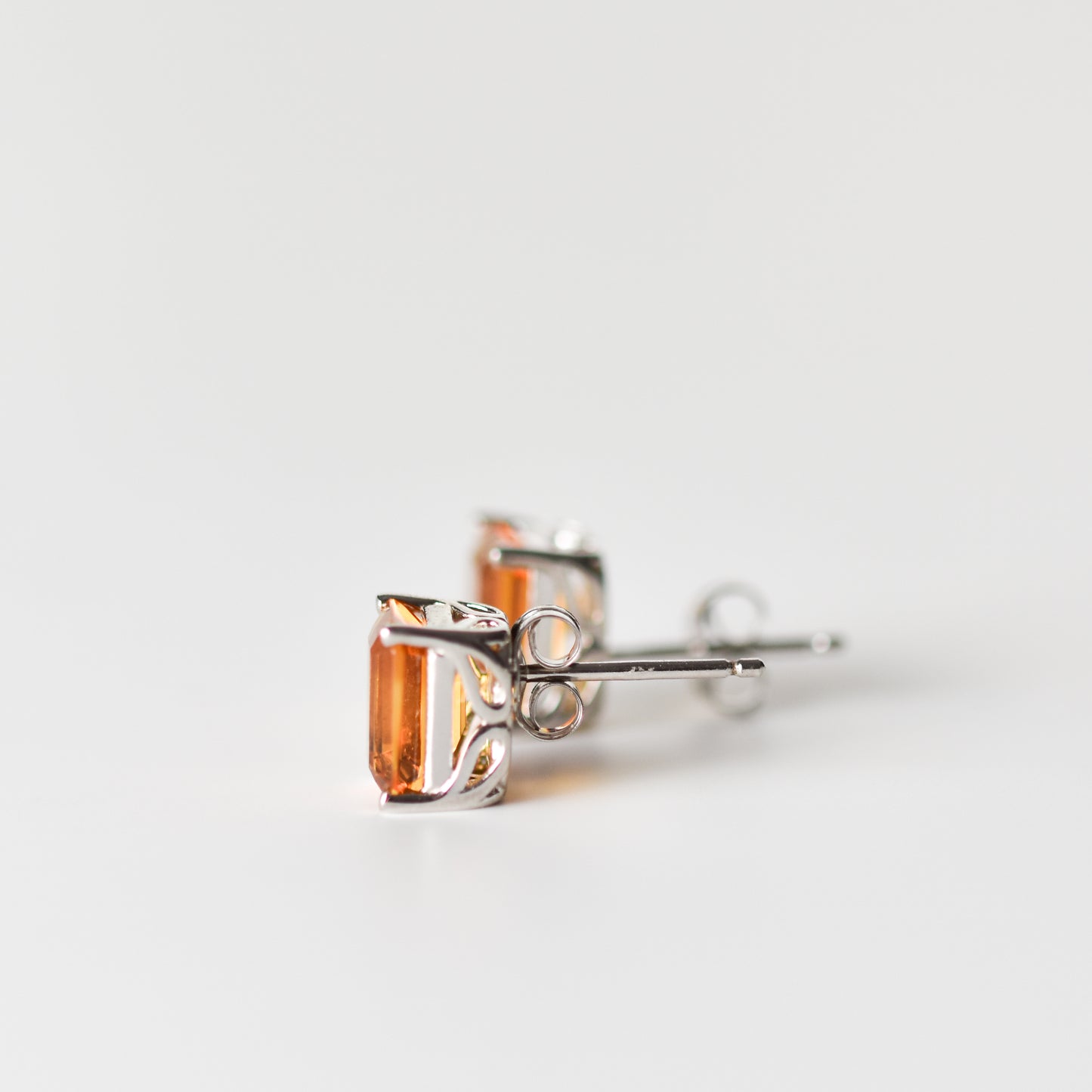 Aretes tipo stud con citrino en corte esmeralda en plata esterlina