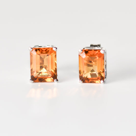 Aretes tipo stud con citrino en corte esmeralda en plata esterlina