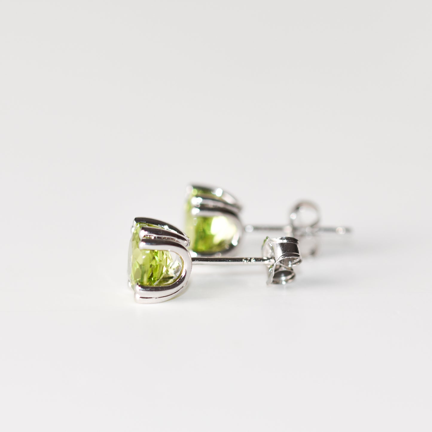 Aretes tipo stud con peridoto (2.90 ct) en plata esterlina
