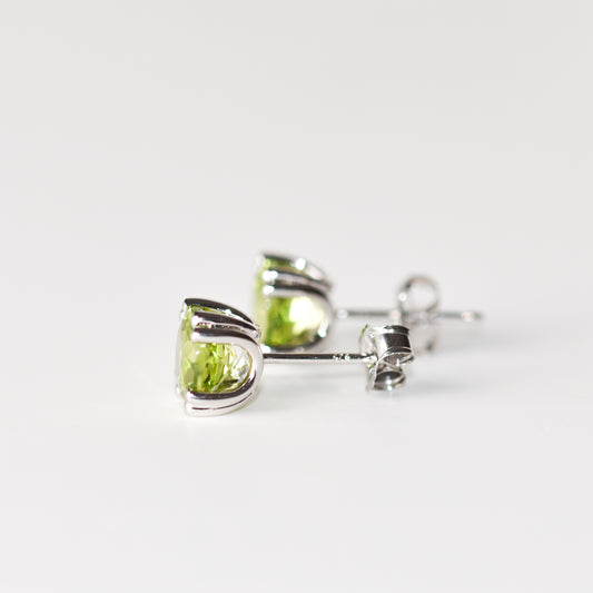 Aretes tipo stud con peridoto (2.90 ct) en plata esterlina