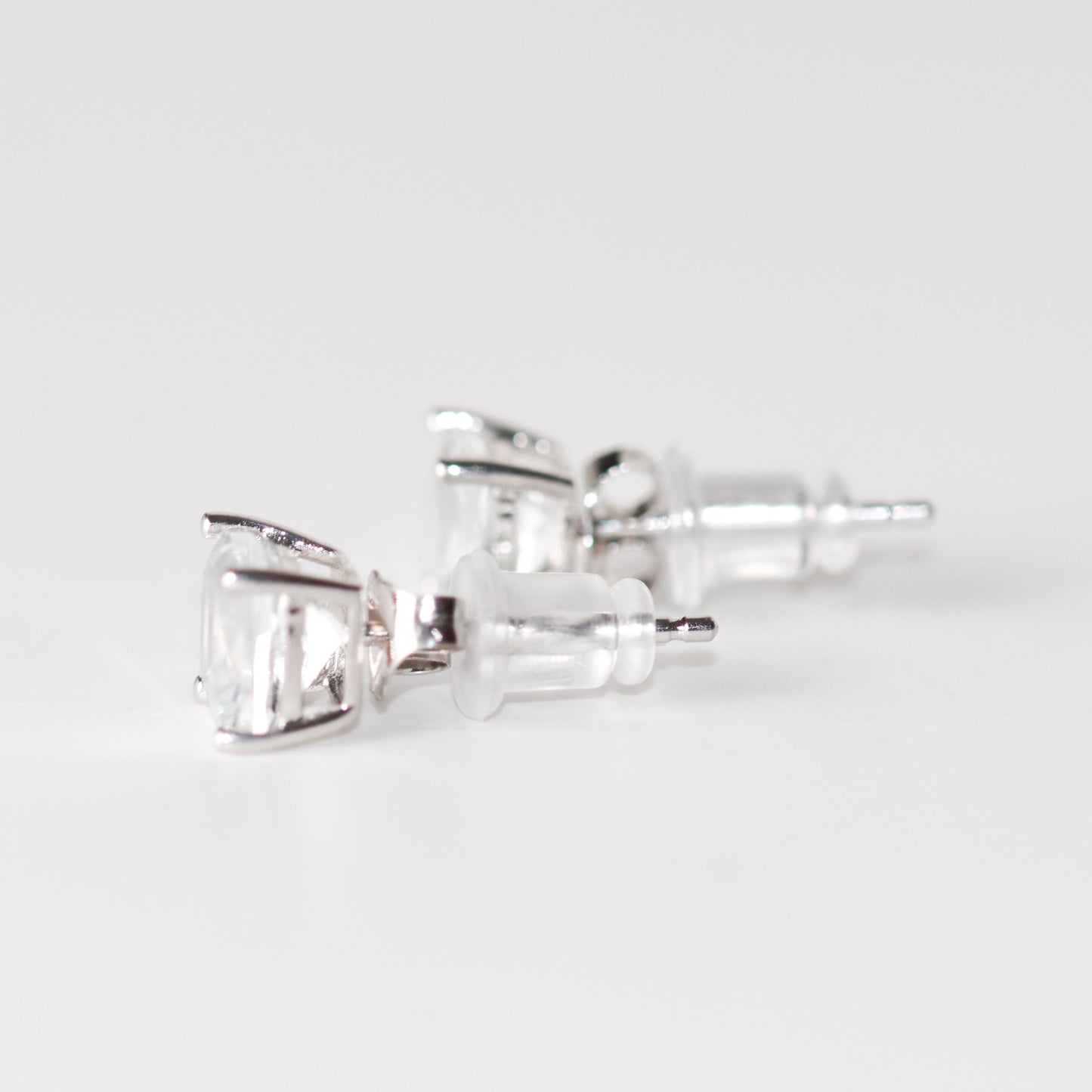 Aretes tipo stud con aguamarina en oro blanco 14K