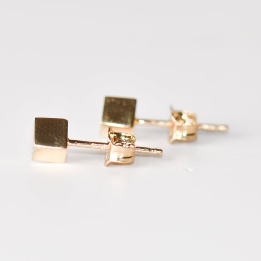 Aretes tipo stud en forma de cubo en oro amarillo 14K