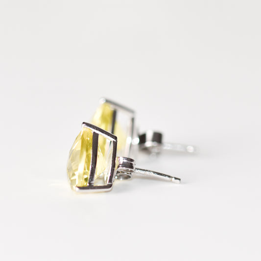 Aretes tipo stud con cuarzo limón en corte trillón (5 ct) en plata esterlina