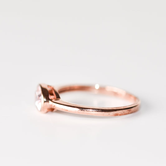 Anillo Ovalado de Morganita en Montura Lisa Baño Oro Rosa 14k