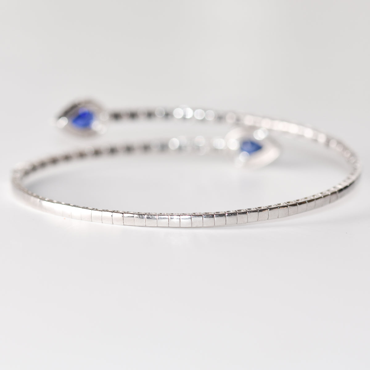 Pulsera flexible abierta con zafiros azules y blancos creados en laboratorio en plata esterlina