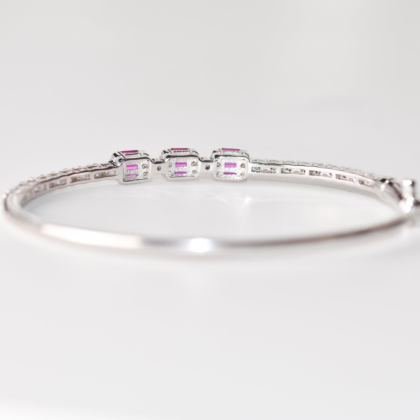 Pulsera con rubíes y zafiros blancos creados en laboratorio en plata esterlina