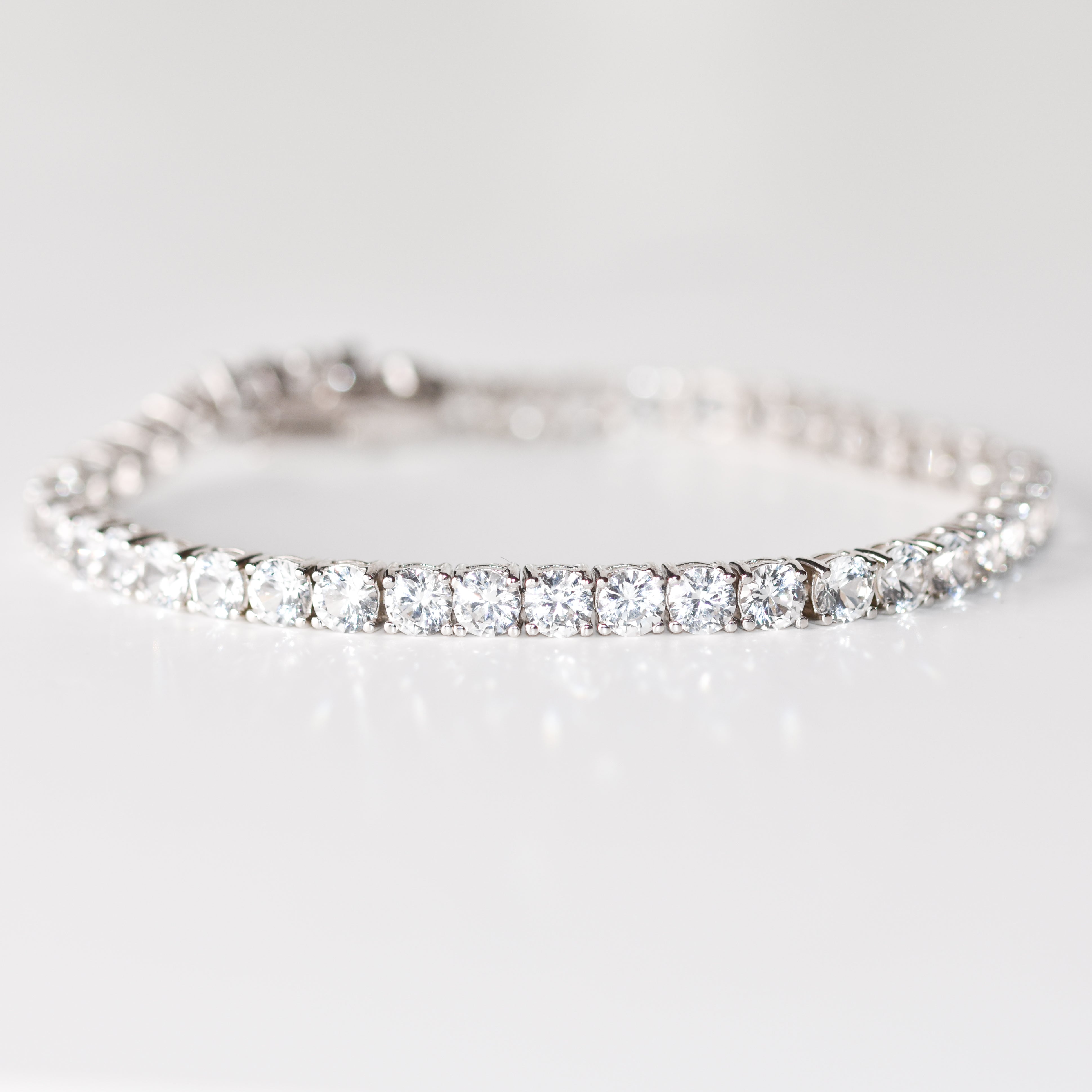 Pulsera Tennis con zafiros blancos creados en laboratorio en plata esterlina