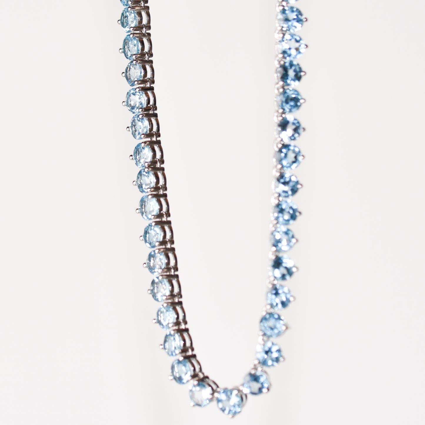 Collar con topacio azul natural de 45 cttw en plata esterlina