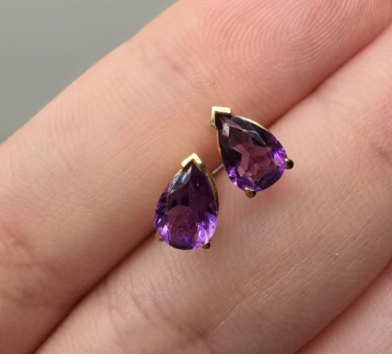 Aretes tipo stud con amatista en forma de gota y oro amarillo de 14K