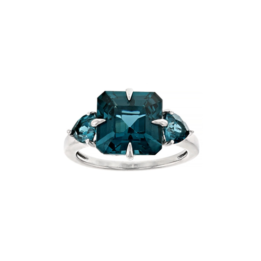 Anillo con Espinela Azul de Laboratorio en Corte Asscher y Baño de Rodio sobre Plata Esterlina (4.68 cttw)
