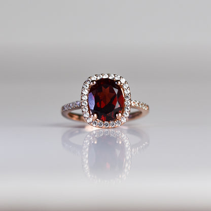 Anillo con granate natural y zafiros blancos en plata esterlina con baño de oro rosa 14K