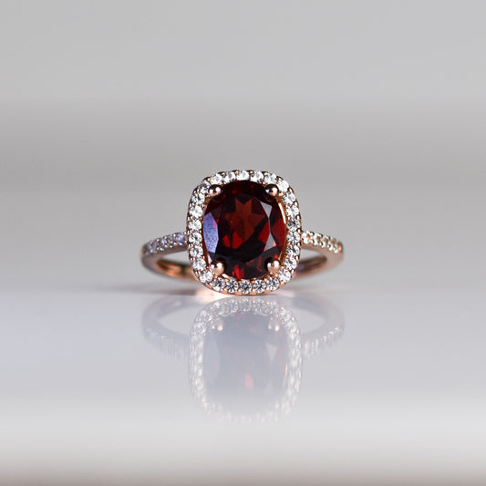 Anillo con granate natural y zafiros blancos en plata esterlina con baño de oro rosa 14K
