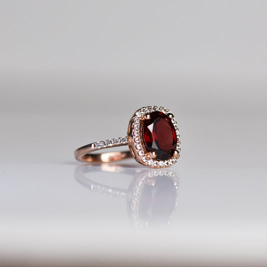Anillo con granate natural y zafiros blancos en plata esterlina con baño de oro rosa 14K