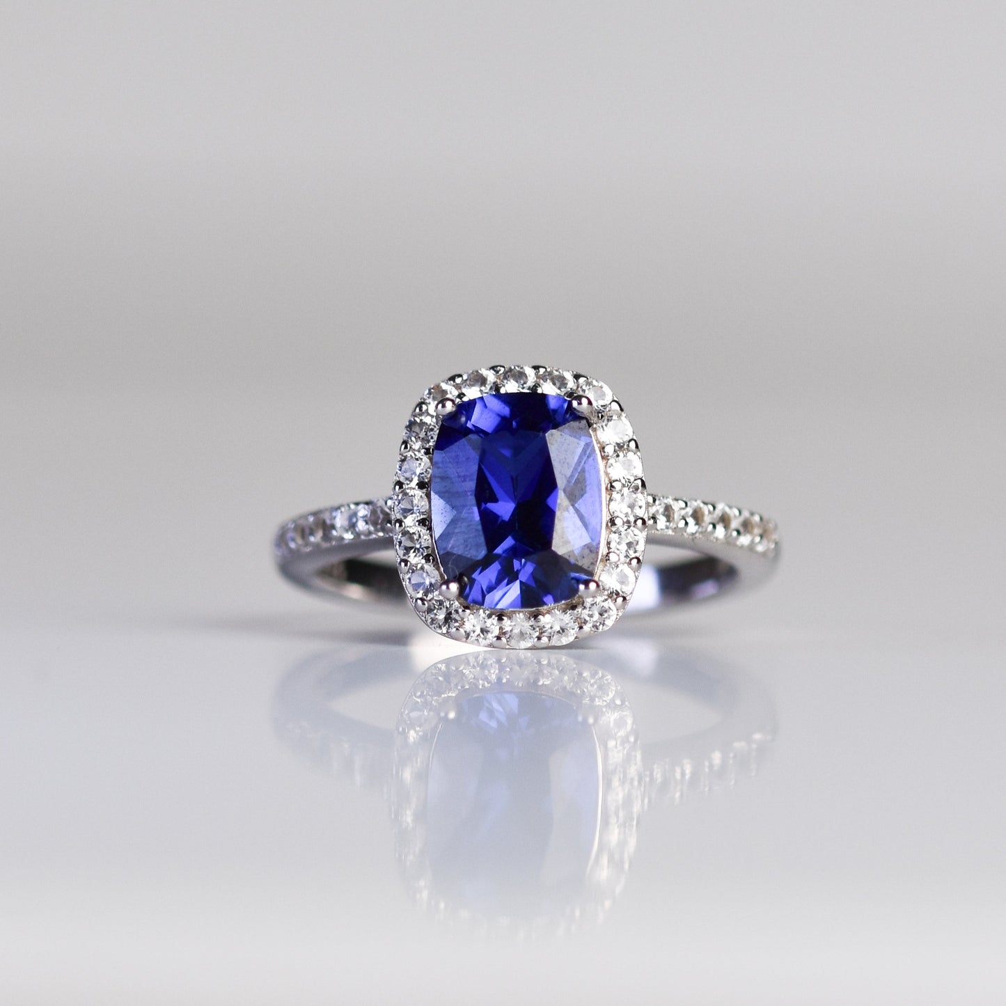 Anillo con Zafiro Azul en Plata Cushion de Laboratorio
