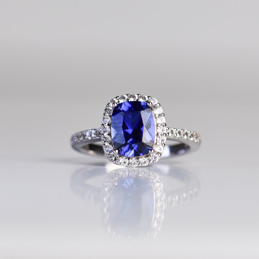 Anillo con Zafiro Azul en Plata Cushion de Laboratorio