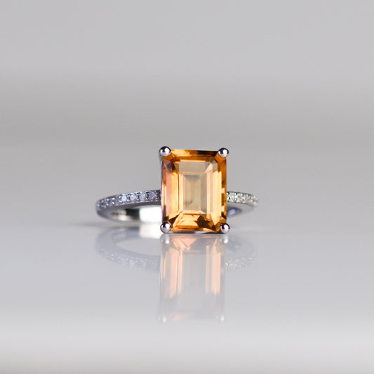 Anillo con Citrino y acentos de diamante en metal plateado
