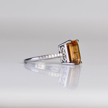 Anillo con Citrino y acentos de diamante en metal plateado