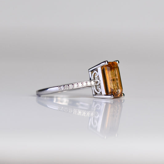 Anillo con Citrino y acentos de diamante en metal plateado