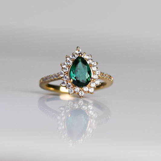 Anillo con Esmeralda en Gota y Halo de Zafiros Blancos