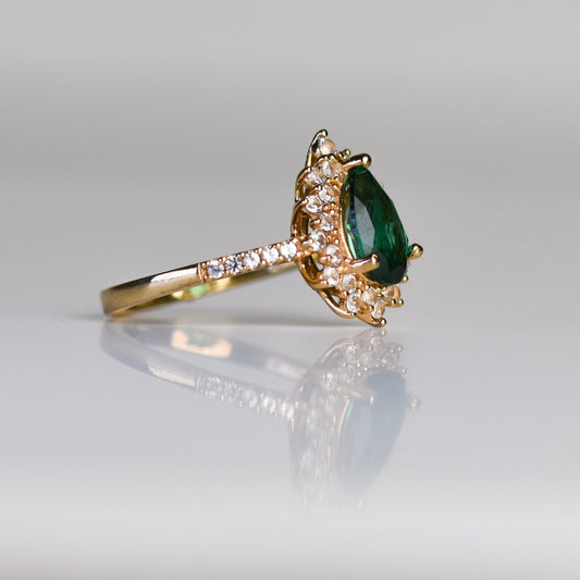 Anillo con Esmeralda en Gota y Halo de Zafiros Blancos