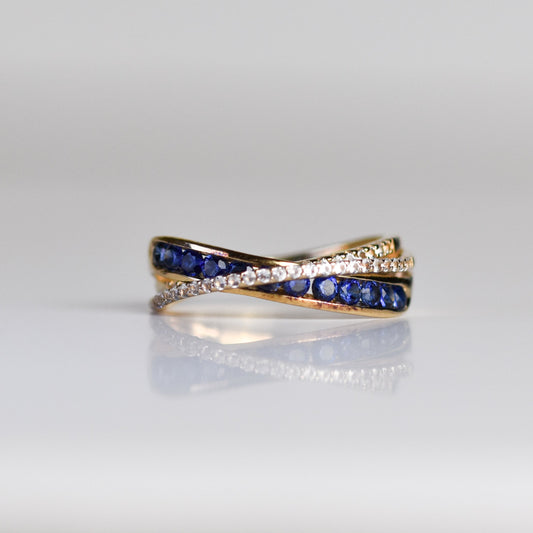 Anillo Cruzado con Zafiros Azules y Blancos en Baño de Oro 14k