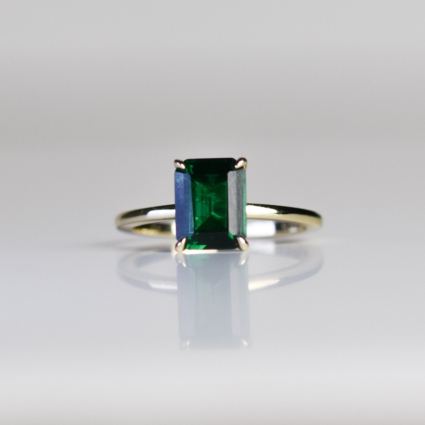 Anillo con esmeralda de laboratorio en plata .925 con baño de oro 14K