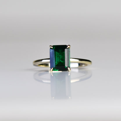 Anillo con esmeralda de laboratorio en plata .925 con baño de oro 14K
