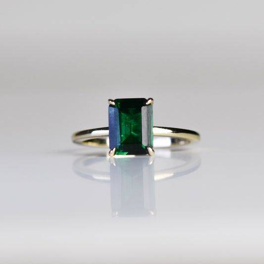 Anillo con esmeralda de laboratorio en plata .925 con baño de oro 14K