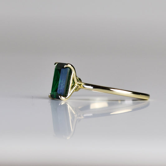 Anillo con esmeralda de laboratorio en plata .925 con baño de oro 14K