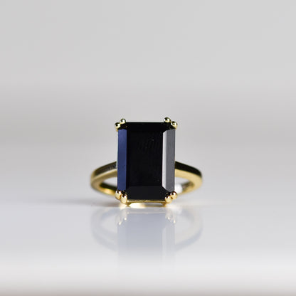 Anillo con ónix negro en plata esterlina con baño de oro 14K