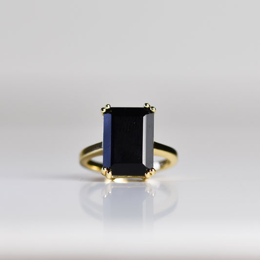 Anillo con ónix negro en plata esterlina con baño de oro 14K