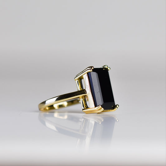 Anillo con ónix negro en plata esterlina con baño de oro 14K