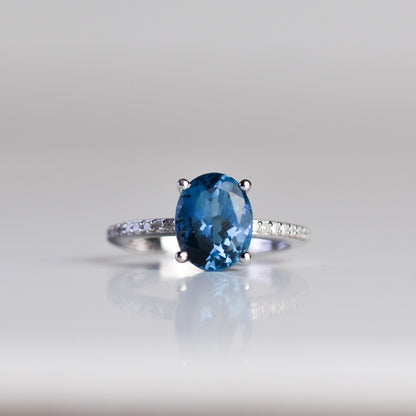 Anillo con topacio London Blue y diamantes en plata esterlina