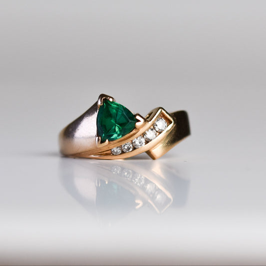 Anillo con esmeralda de laboratorio y diamantes en oro amarillo 14K